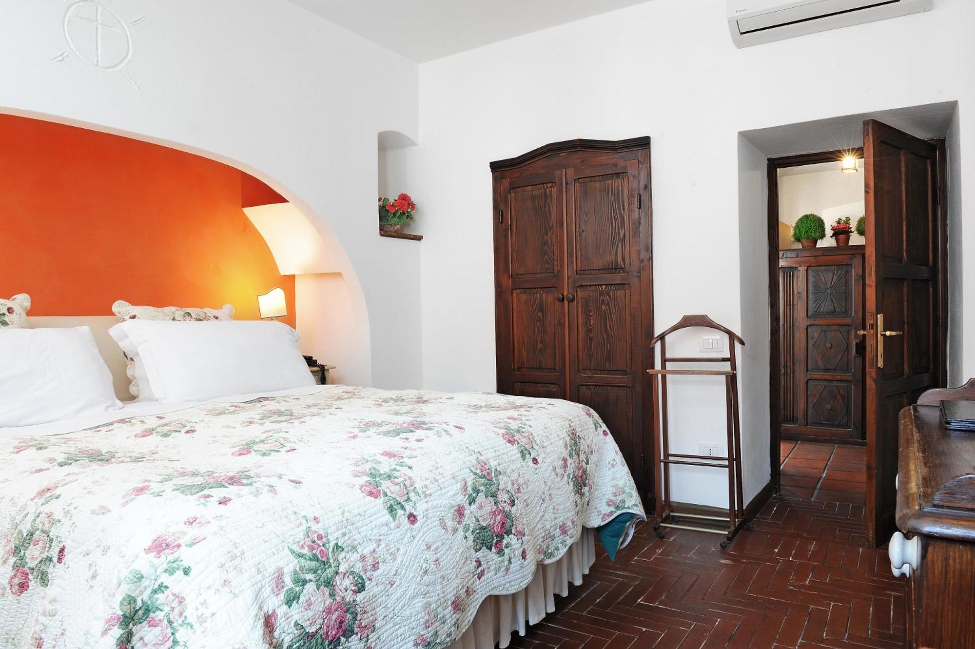 Lucrezia 3* Riola Sardo